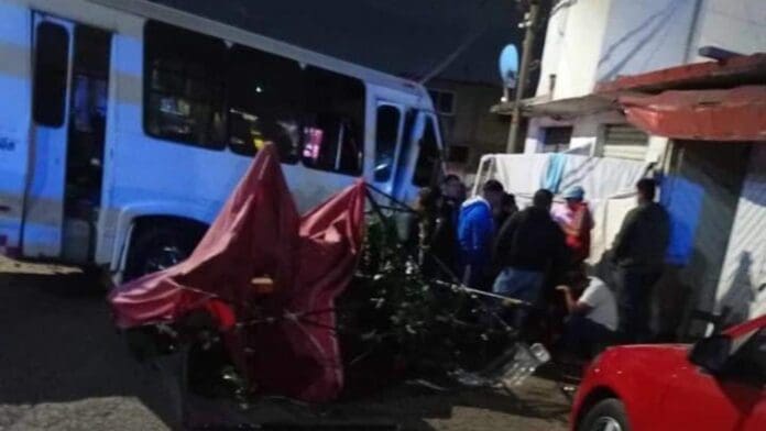 Microbús sin chofer atropella y mata a una persona en un puesto de comida