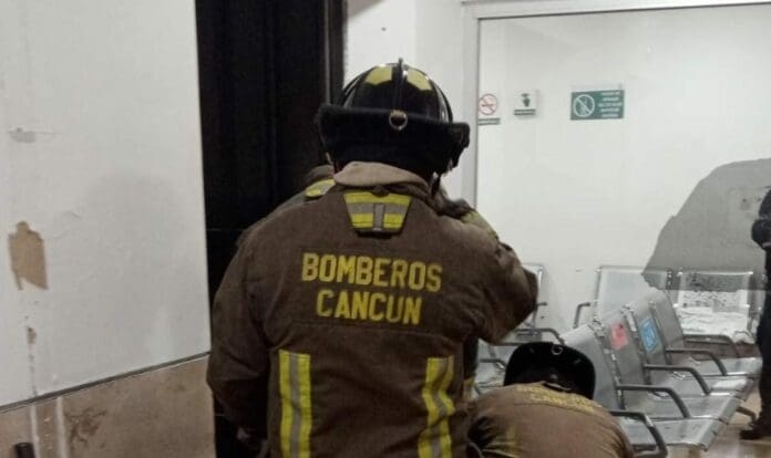 Protección Civil clausuró el elevador del IMSS en Cancún donde quedó atrapado un trabajador