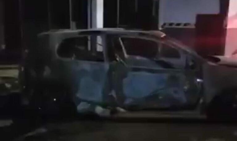 Hasta 20 autos fueron quemados por no pagar cobro de derecho de piso en Uruapan, Michoacán. Dueño explota contra el gobierno.