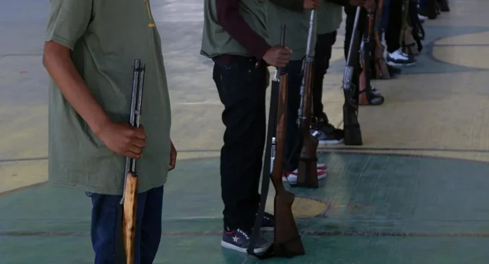 Niñas y niños reciben armas para defenderse del crimen organizado en Guerrero