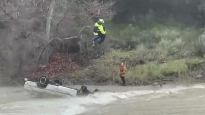 VIDEO: Una mujer es rescatada tras pasar 14 horas encima de su camioneta volcada y sumergida en un arroyo en California