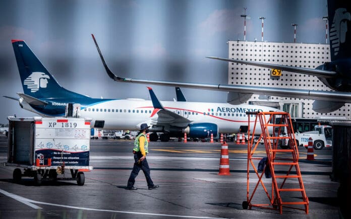 Detienen a pasajero de Aeroméxico que abrió puerta de emergencia