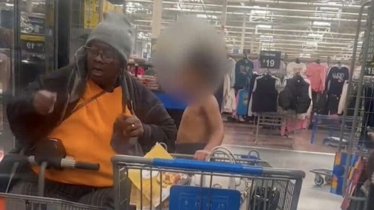 Mujer es detenida por llevar al supermercado a su hijo sin ropa y con temperaturas bajo cero