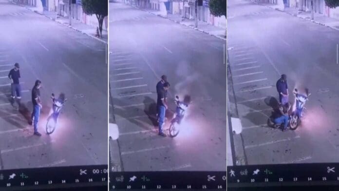 Hombres intentaron apagar incendio de motocicleta con su propia orina