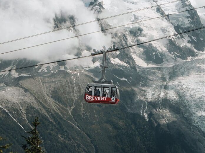 Mujer queda atrapada en teleférico por más de 15 horas
