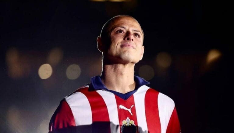 El delantero Javier "Chicharito" Hernández fue presentado esta sábado en el estadio Akron, casa de las Chivas Rayadas.