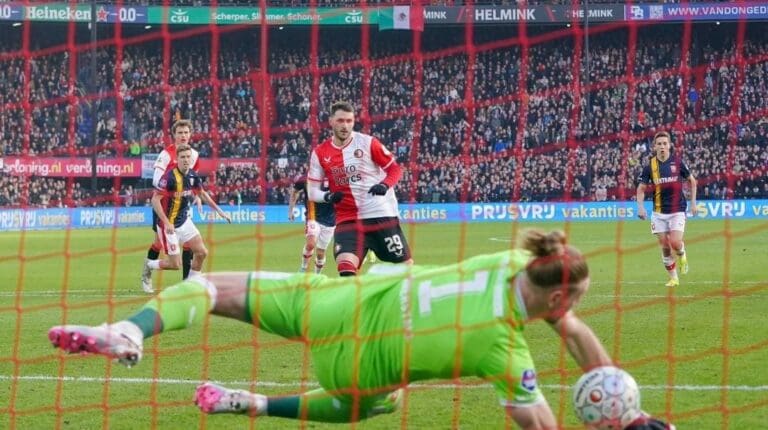 El delantero mexicano Santiago Giménez falló un penal este domingo. Ha errado cuatro de sus últimos cinco disparos.