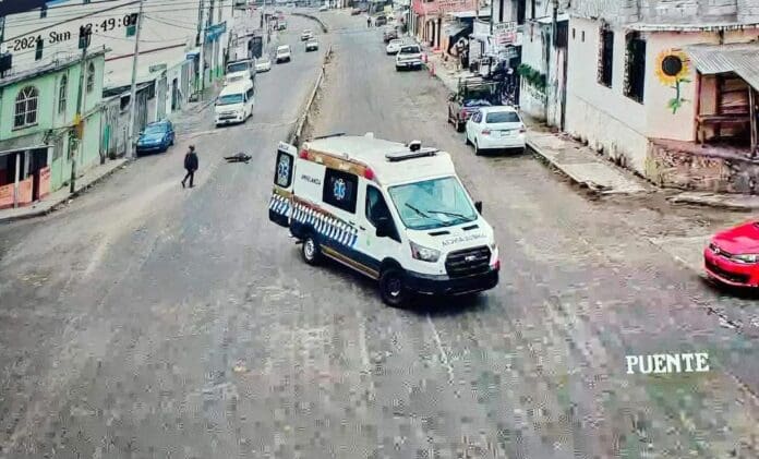 VIDEO: Paciente cae de ambulancia y regresan a recogerlo en Chiapas
