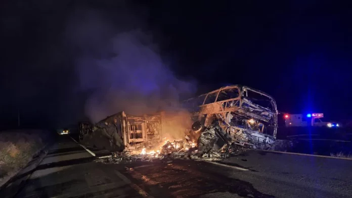 Autobús de pasajeros choca contra tráiler y se incendia; reportan al menos 22 muertos