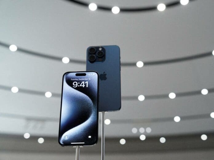 Papás niegan comprarle el iPhone 15 a su hija: 