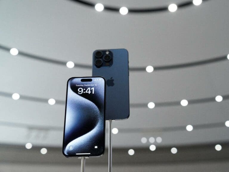 Papás niegan comprarle el iPhone 15 a su hija: "me están arruinando la vida", les reclama