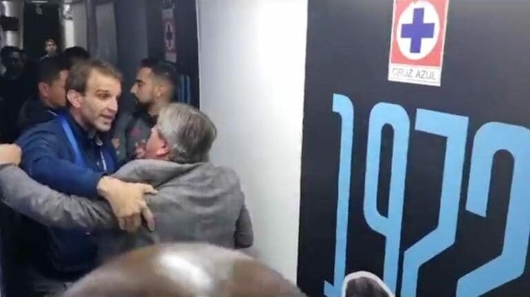 A punto de los golpes estuvieron Iván Alonso y Miguel Herrera. El uruguayo encaró al mexicano, quien habló mal de él y el Cruz Azul.