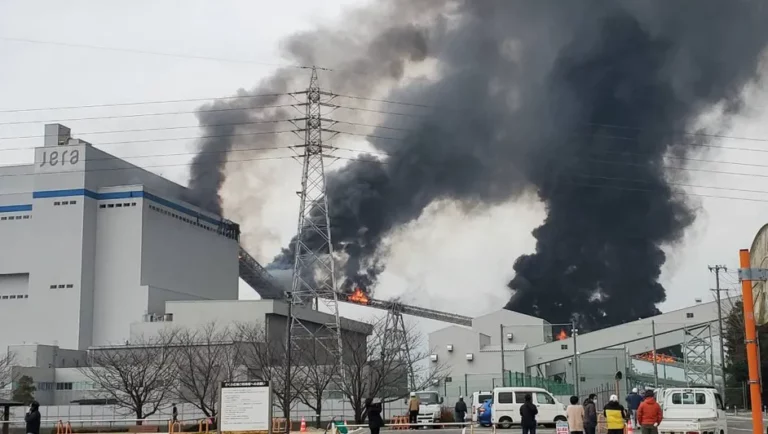 Central eléctrica explota en Japón y genera un gran incendio