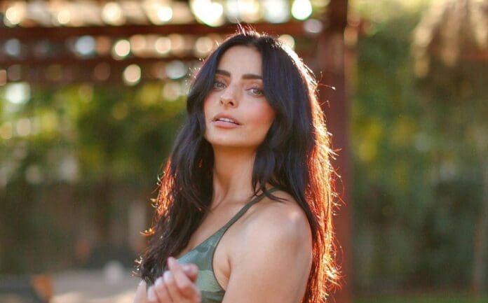 VIDEO: Aislinn Derbez sugiere que las enfermedades se curan con las emociones y la tunden en redes