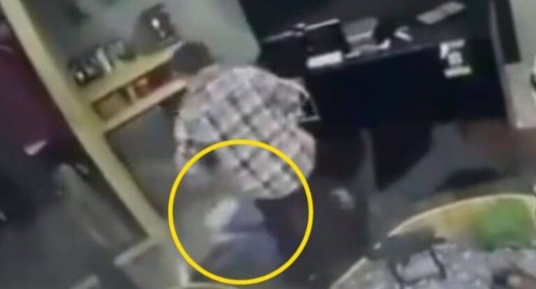 VIDEO: Jefe tira y patea a trabajadora en tienda deportiva del Edomex