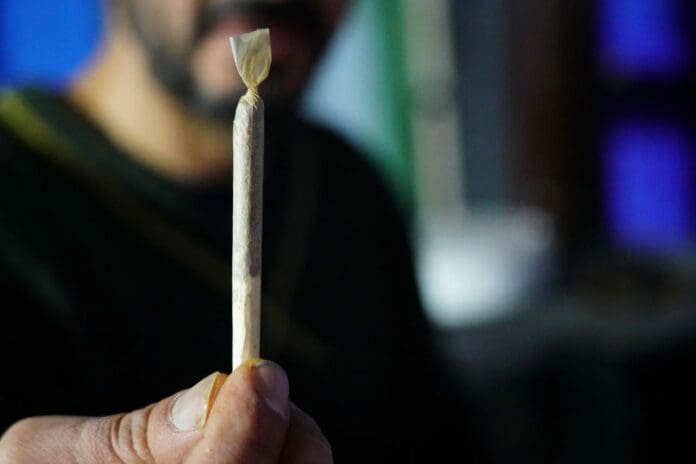 Un enfermero fue descubierto mientras fumaba marihuana en una clínica del IMSS. Posteriormente se armó una trifulca.