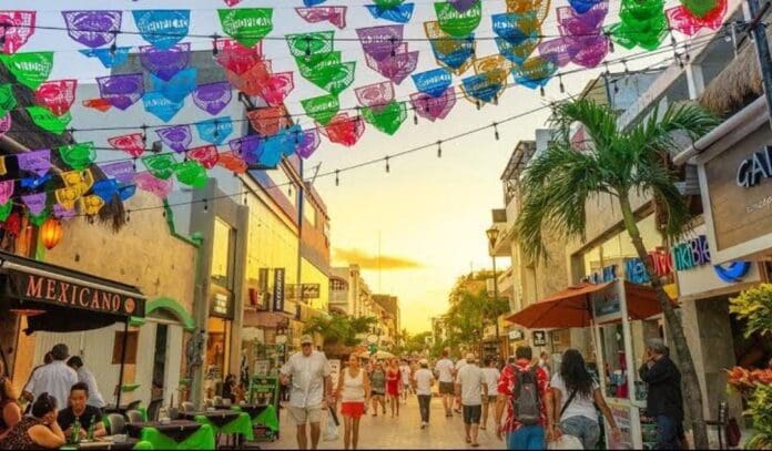 Los comercios de la Quinta Avenida de Playa del Carmen están listos para recibir a miles de turistas en Semana Santa.