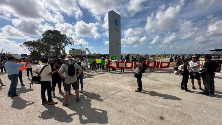 Activistas tuvieron que retirar manifestación pacífica en inauguración del tramo 5 del Tren Maya para evitar agresiones