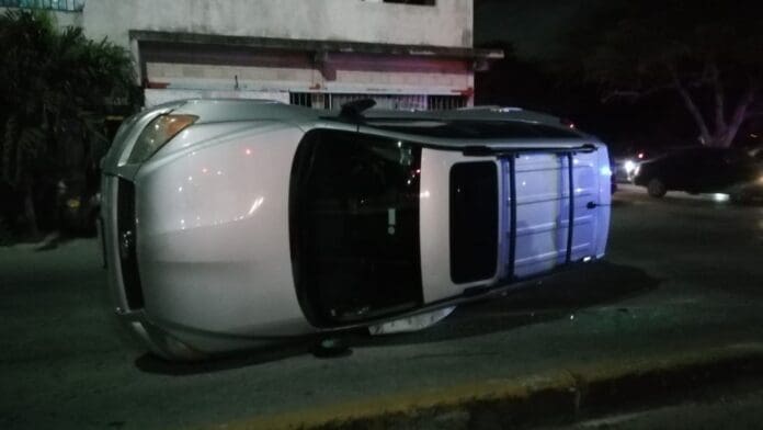 Doble percance vial en Cancún; se descompone un tráiler y vuelca otro vehículo