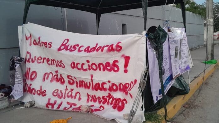 Se reúnen Madres Buscadoras con titular del Poder Judicial; mantendrán plantón hasta el jueves