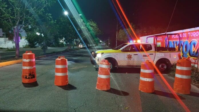 Vehículo golpea a activista durante protesta de Madres Buscadoras en Cancún; avenida Nichupté sigue cerrada.