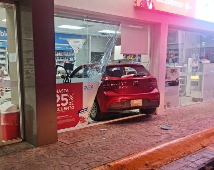 El conductor de un automóvil Kia Río perdió el control y acabó estrellándose contra la puerta de cristal de una farmacia en Cancún.
