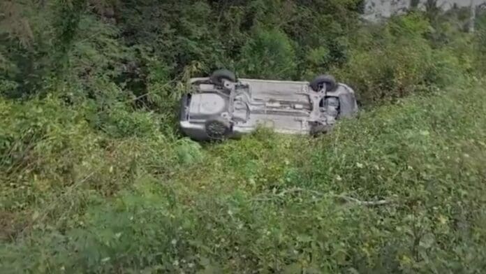 Un vehículo Nissan modelo Versa se volcó sobre la carretera federal Cancún-Leona Vicario, en el cual viajaban cinco personas.