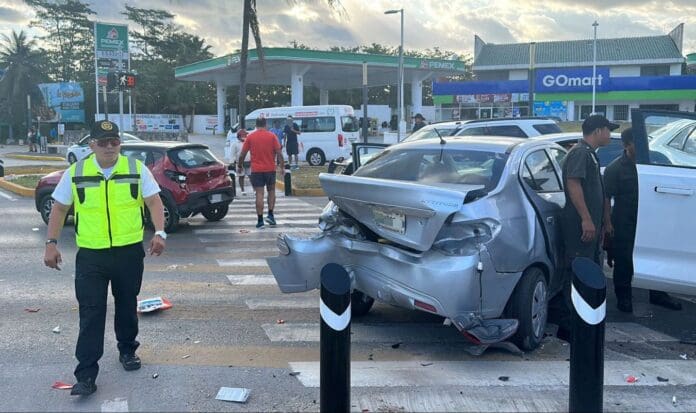 Un fuerte percance se registró este domingo 25 de febrero en la avenida Bonampak de Cancún. No se reportaron lesionados.