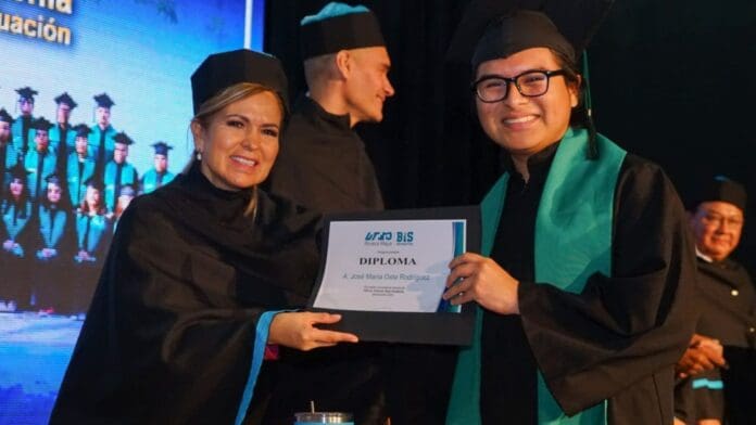Motiva Lili Campos a graduados de la Universidad Tecnológica de la Riviera Maya
