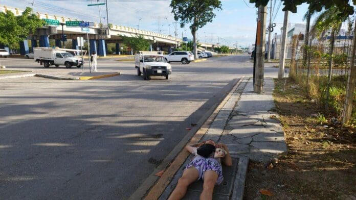 Captan a joven a quien le ganó el sueño a un lado de la carretera federal 307 en Playa del Carmen
