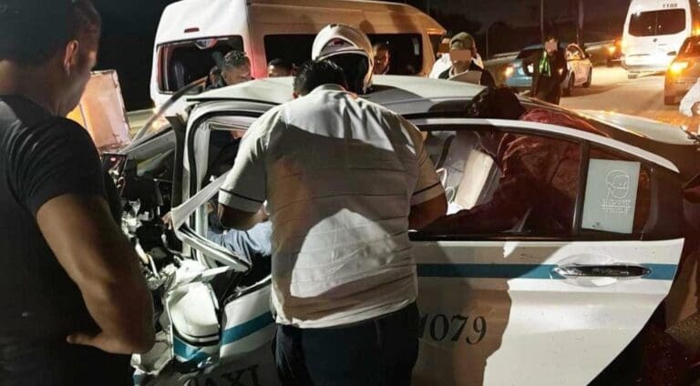 un nuevo choque en la carretera federal, pero ahora a la altura de Xoximilco. Un taxista de Playa del Carmen y una turista, los lesionados.