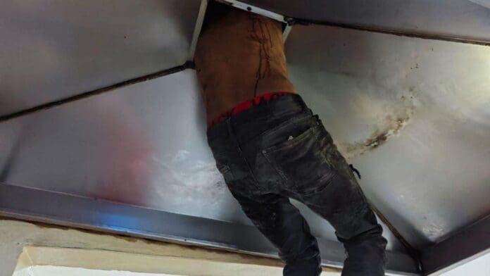 Detienen a ladrón que quedó atorado en chimenea de una pollería de Cancún