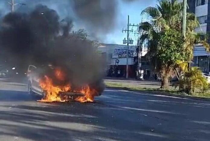 Se incendió un automóvil en la avenida Kabah de Cancún, mientras que otras tres unidades colisionaron en el bulevar Colosio.