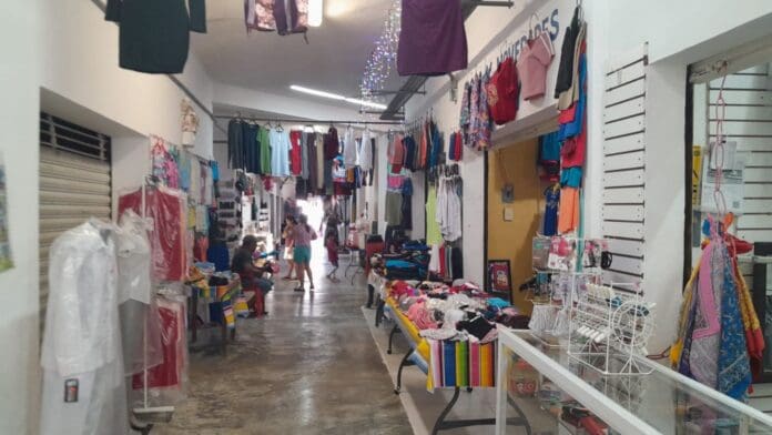 Poco a poco se van reasignando los locales abandonados del mercado Diana Laura Riojas de Playa del Carmen.