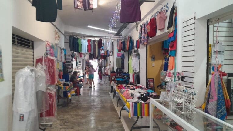 Poco a poco se van reasignando los locales abandonados del mercado Diana Laura Riojas de Playa del Carmen.