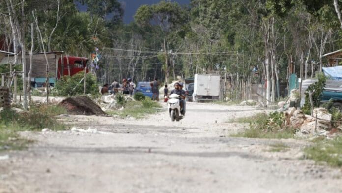 Dan mantenimiento a caminos rurales de Playa del Carmen; se buscan recursos para su pavimentación