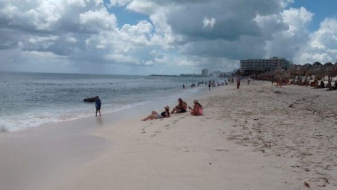 Este domingo comenzó con lluvia, y se espera que así se mantenga el clima a lo largo de este día en Quintana Roo.