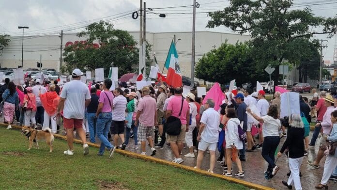 Más de 500 personas salieron a las calles de Cancún para marchar en defensa de la democracia y pidiendo elecciones libres.
