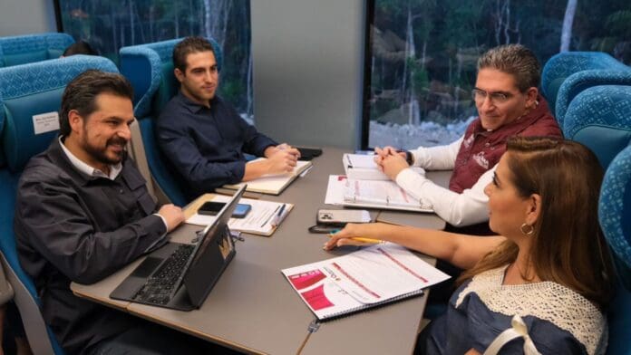 La gobernadora Mara Lezama se subió al Tren Maya para visitar comunidades como Nuevo Xcán, en Lázaro Cárdenas.