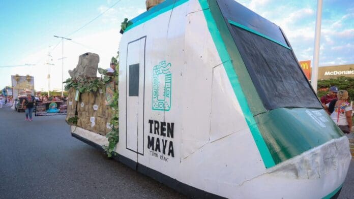 Un carro alegórico del Tren Maya que participó en el desfile del carnaval de Cancún llamó poderosamente la atención.