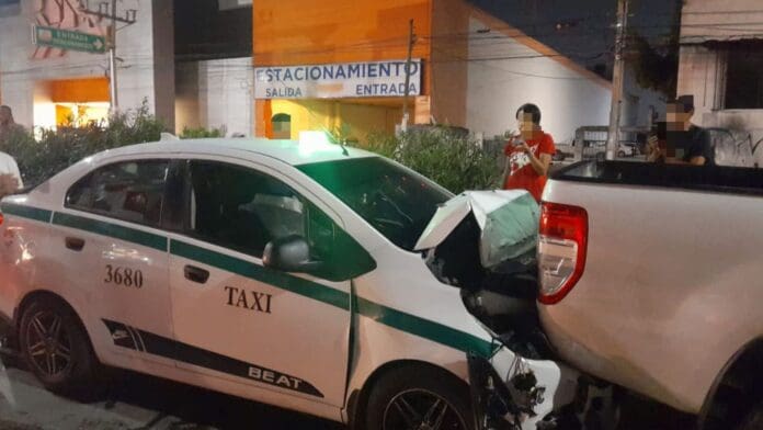 Un taxista se impactó con una camioneta tras perdrer el control de su unidad. Aparentemente sufrió un infarto al volante.