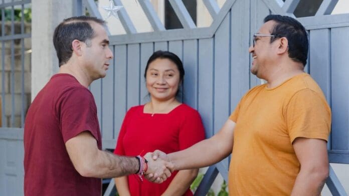 El presidente municipal Diego Castañón recorre calles y colonias de Tulum a fin de escuchar de cerca a los ciudadanos.