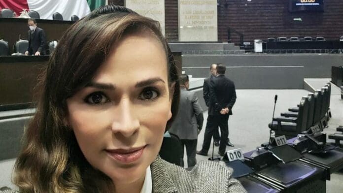 Laua Fernández, quien ya ha pasado por varias agrupaciones políticas, anunció que deja al Partido de la Revolución Democrática.