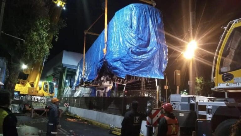 Llegan a CDMX dos nuevos convoyes eléctricos para modernizar el Tren Ligero; los bautizan como “Santiago” y “Gregorio”