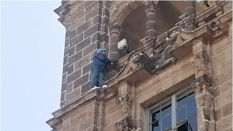Rescatan a un hombre que amenazaba con saltar desde el edificio de Gobierno en CDMX