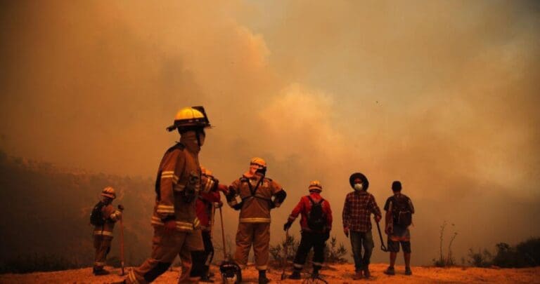 Sube a 64 la cifra de muertos por incendios en Chile