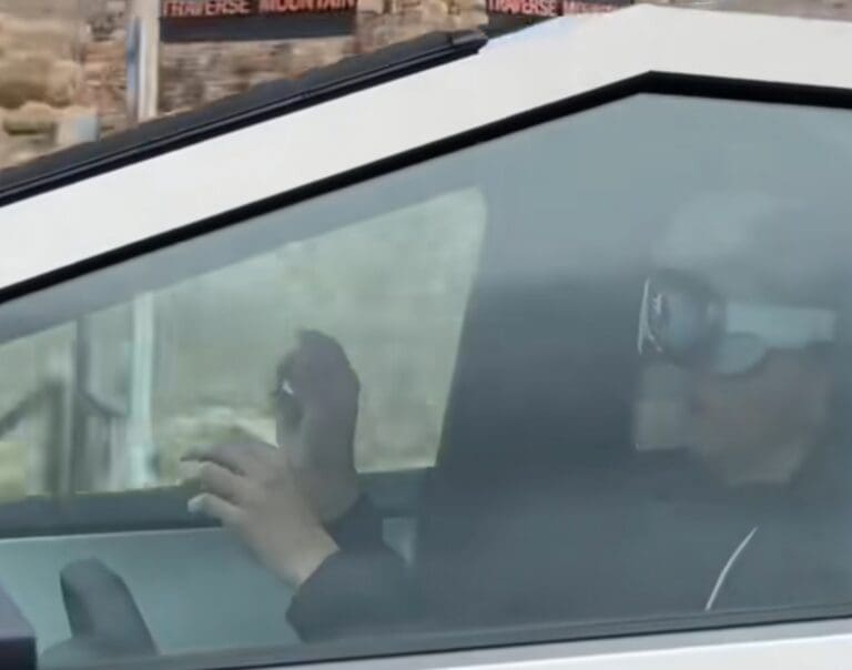 VIDEO: Captan a personas manejando con lentes de realidad virtual Apple Vision Pro sin tocar el volante