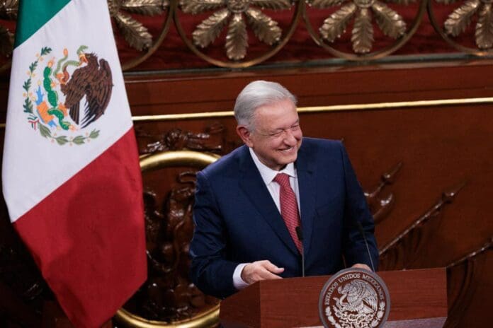 Expone AMLO 20 iniciativas de reforma a la Constitución