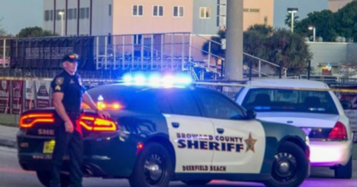 Mujer roba patrulla y en huida mata a dos personas