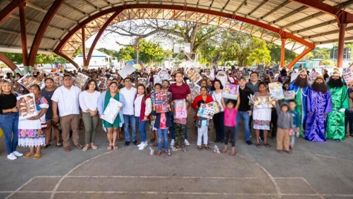 Diego Castañón lleva Caravana de Reyes 2024 a comunidades de Tulum